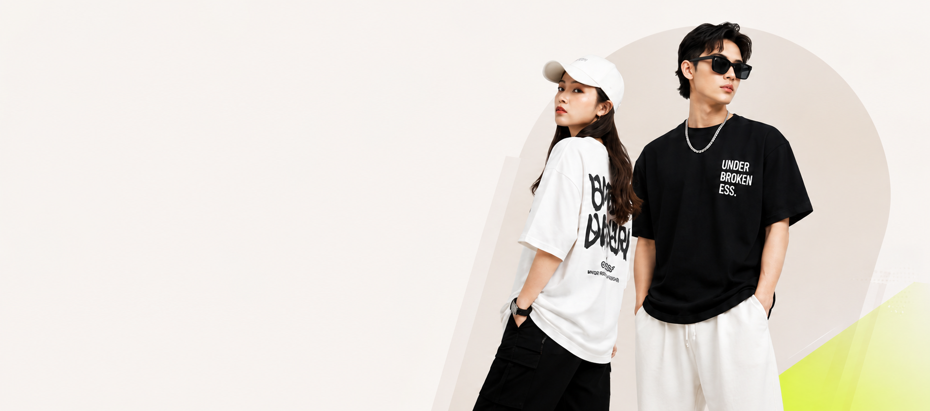 Đôi bạn trẻ mặc thời trang StyleUp năng động, cá tính